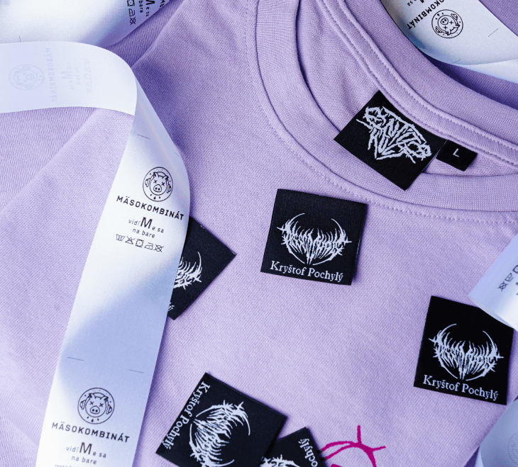 Etikety a krajčírske práce na textile